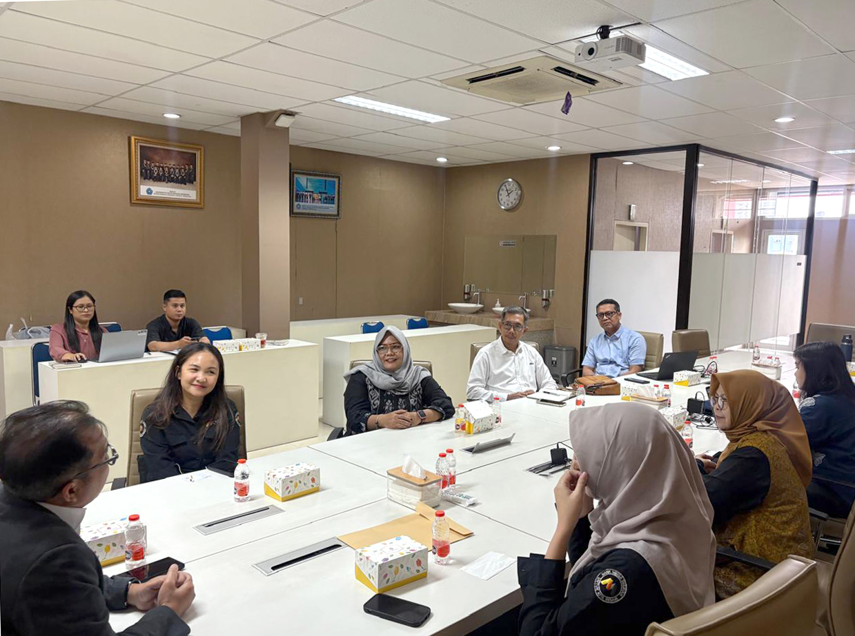 Rapat kordinasi persiapan Seminar Nasional dengan Tim USNI dan Bank Mega Syariah di USNI Jakarta